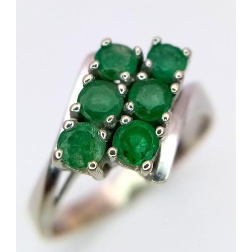 326 - A 18K WHITE GOLD EMERALD SET RING. TTOAL WEIGHT 4.6G. SIZE Q