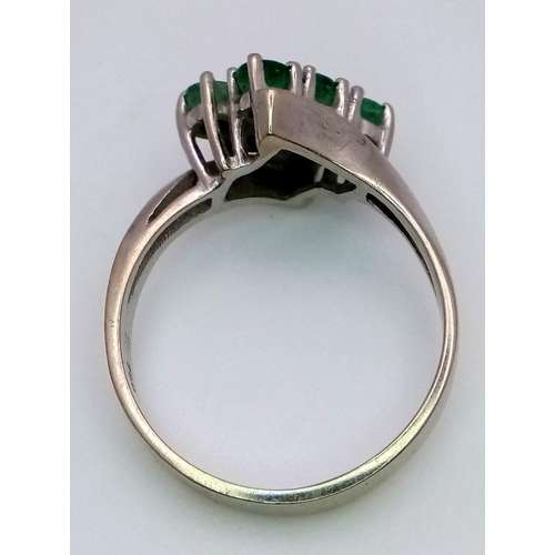 326 - A 18K WHITE GOLD EMERALD SET RING. TTOAL WEIGHT 4.6G. SIZE Q