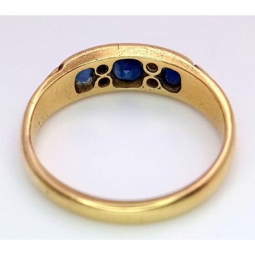 359 - A 18K YELLOW GOLD DIMAOND & SAPPHIRE RING. TOTAL WEIGHT 3.4G. SIZE M