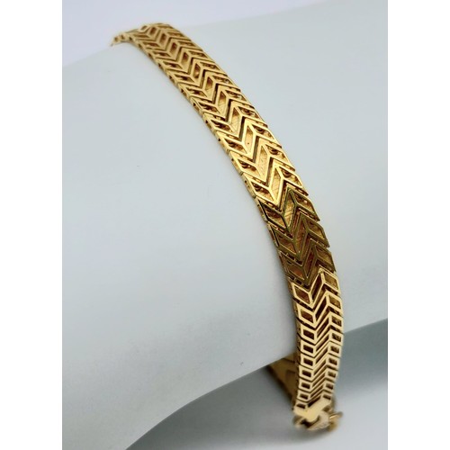 677 - An 18K Yellow Gold Flat Scale Link Bracelet. 18cm length. 8.2g weight.