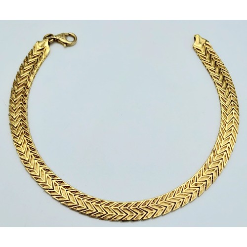 677 - An 18K Yellow Gold Flat Scale Link Bracelet. 18cm length. 8.2g weight.