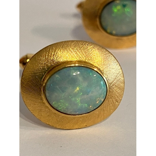 182 - Magnificent PAIR of 14 carat GOLD CUFFLINKS set with GREEN OPAL. 10.69 grams.