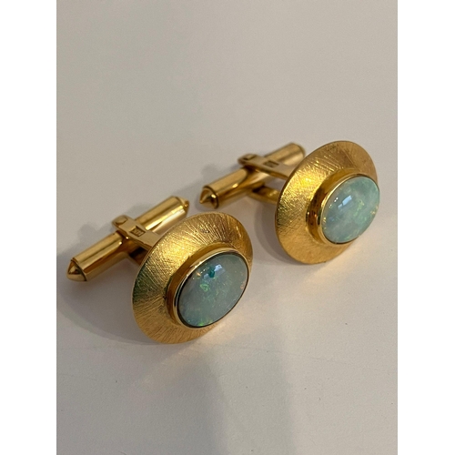 182 - Magnificent PAIR of 14 carat GOLD CUFFLINKS set with GREEN OPAL. 10.69 grams.