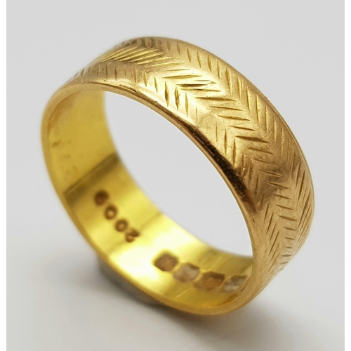 184 - A 22K BAND RING WITH CHEVRON PATTERN .  4.8gms