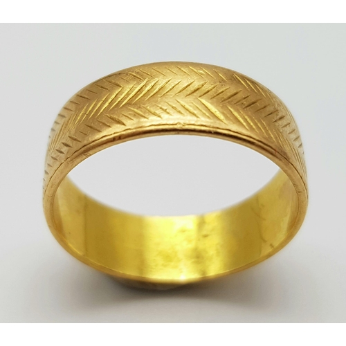 184 - A 22K BAND RING WITH CHEVRON PATTERN .  4.8gms