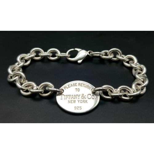 368 - A Tiffany and Co. Sterling Silver Bracelet. 17cm length. Comes with a Tiffany pouch. Ref: 016080