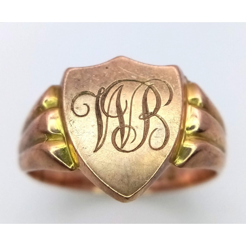 374 - AN ANTIQUE 9K ROSE GOLD AND YELLOW GOLD GENTS SHIELD FRONT SIGNET RING HALLMARKED CHESTER 1923 WITH ... 