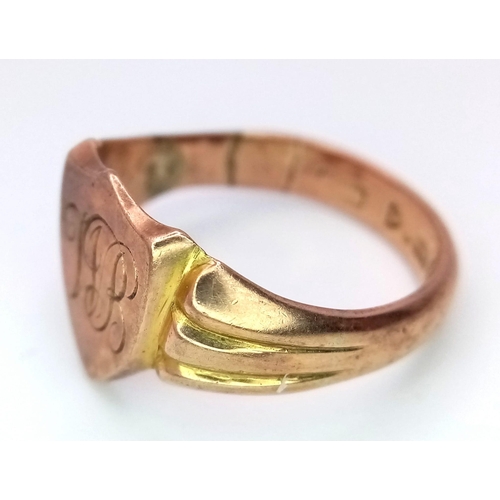 374 - AN ANTIQUE 9K ROSE GOLD AND YELLOW GOLD GENTS SHIELD FRONT SIGNET RING HALLMARKED CHESTER 1923 WITH ... 