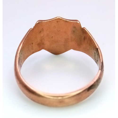 374 - AN ANTIQUE 9K ROSE GOLD AND YELLOW GOLD GENTS SHIELD FRONT SIGNET RING HALLMARKED CHESTER 1923 WITH ... 