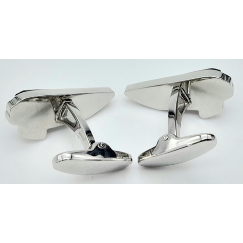 529 - An Excellent Condition Pair of Lalique Victoire Mascottes Bar Back Cufflinks. 2.4cm Length