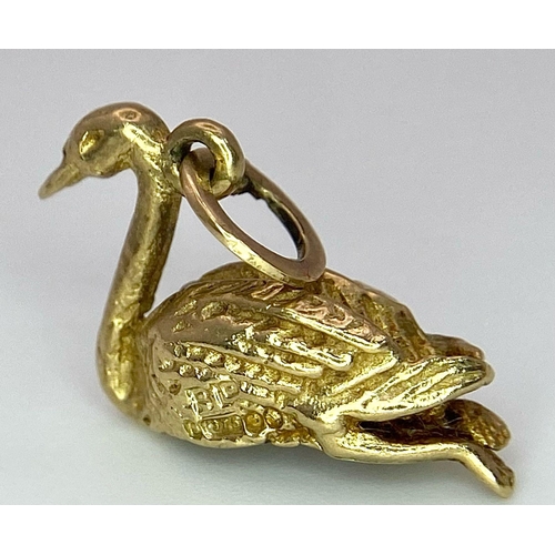 530 - A 9K YELLOW GOLD SWAN CHARM. TOTAL WEIGHT 1.8G