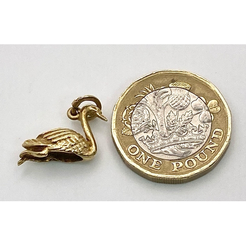 530 - A 9K YELLOW GOLD SWAN CHARM. TOTAL WEIGHT 1.8G