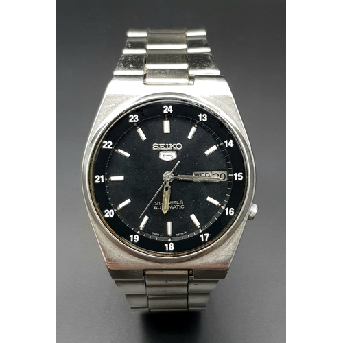 544 - A Seiko 5 Automatic 21 Jewels Gents Watch. Stainless steel bracelet and case - 36mm. Black dial with... 