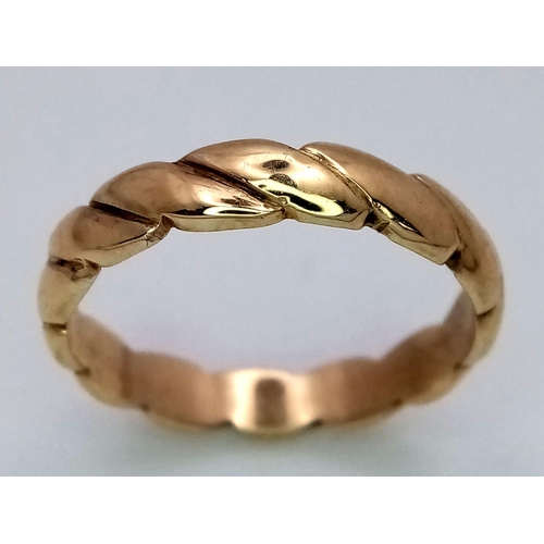 753 - A NICELY PATTERNED 9K GOLD BAND RING ,   2.7gms   size O