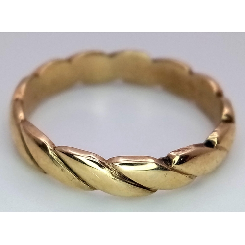 753 - A NICELY PATTERNED 9K GOLD BAND RING ,   2.7gms   size O