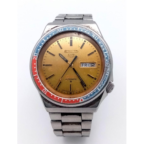 600 - A Vintage Seiko 5 Sports Automatic Gents Watch. Stainless steel strap and case - 38mm.Gilded dial wi... 