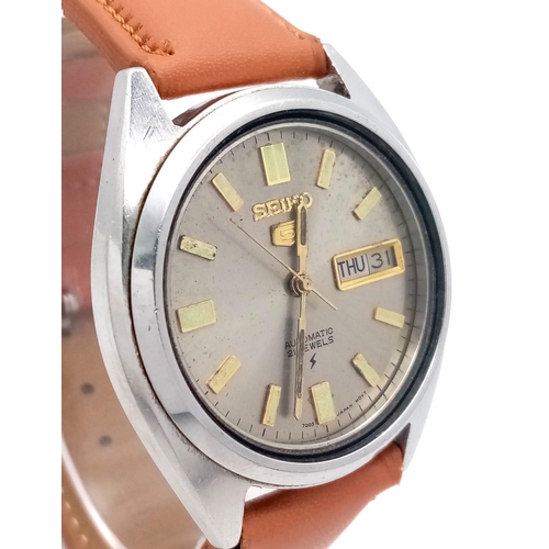 607 - A Vintage Seiko 5Automatic Gents Watch. Brown leather strap. Stainless steel case - 37mm. Silver ton... 