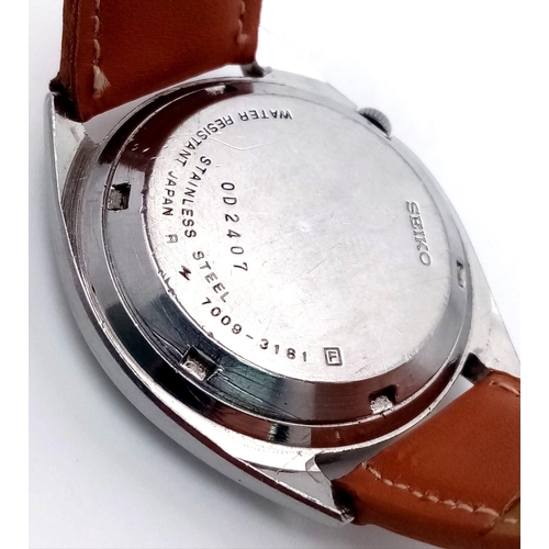 607 - A Vintage Seiko 5Automatic Gents Watch. Brown leather strap. Stainless steel case - 37mm. Silver ton... 