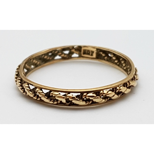 886 - A 9K GOLD ROPE TWIST BAND RING. Size N/O. 1.2gms