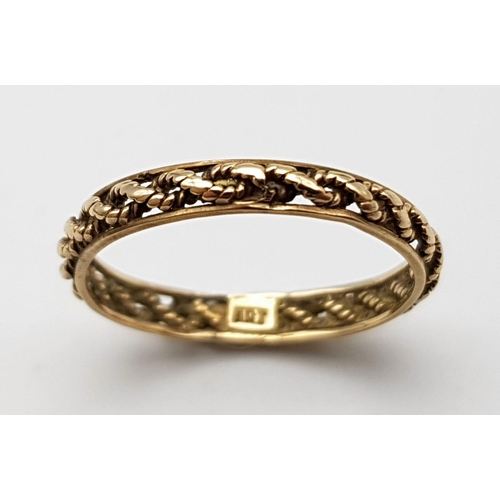 886 - A 9K GOLD ROPE TWIST BAND RING. Size N/O. 1.2gms