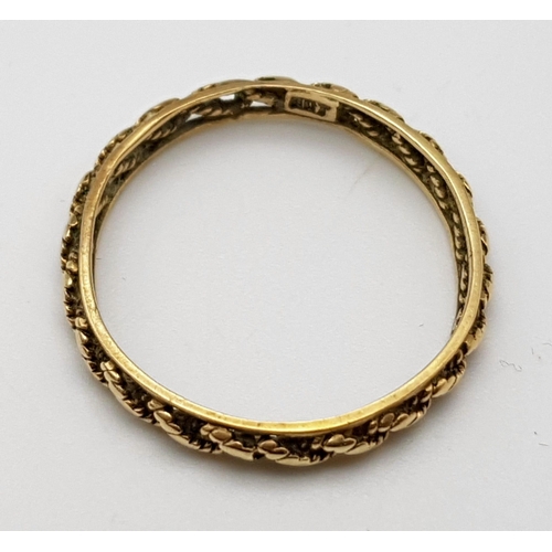 886 - A 9K GOLD ROPE TWIST BAND RING. Size N/O. 1.2gms