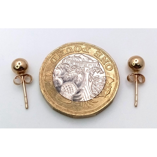 473 - A 9K YELLOW GOLD BALL STUD EARRINGS. TOTAL WEIGHT 0.4G