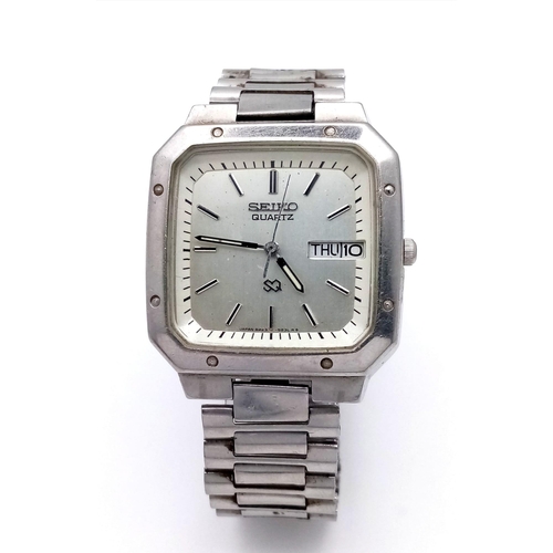 1046 - A Vintage Seiko Quartz Gents Watch. SQ Model. Stainless steel bracelet and case - 34mm. Silver tone ... 