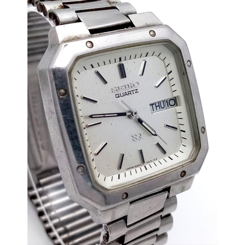 1046 - A Vintage Seiko Quartz Gents Watch. SQ Model. Stainless steel bracelet and case - 34mm. Silver tone ... 