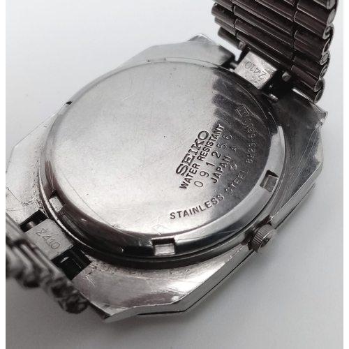 1046 - A Vintage Seiko Quartz Gents Watch. SQ Model. Stainless steel bracelet and case - 34mm. Silver tone ... 