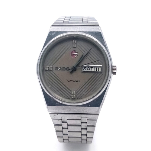 1075 - A Vintage Rado Voyager Automatic Gents Watch. Stainless steel bracelet and case - 34mm. Metallic gre... 