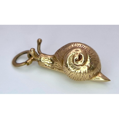 516 - A 9K YELLOW GOLD SNAIL CHARM. TTOAL WEIGHT 0.8G