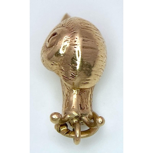 516 - A 9K YELLOW GOLD SNAIL CHARM. TTOAL WEIGHT 0.8G