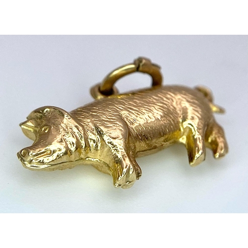 523 - A 9K YELLOW GOLD PIG CHARM. TOTAL WEIGHT 0.8G