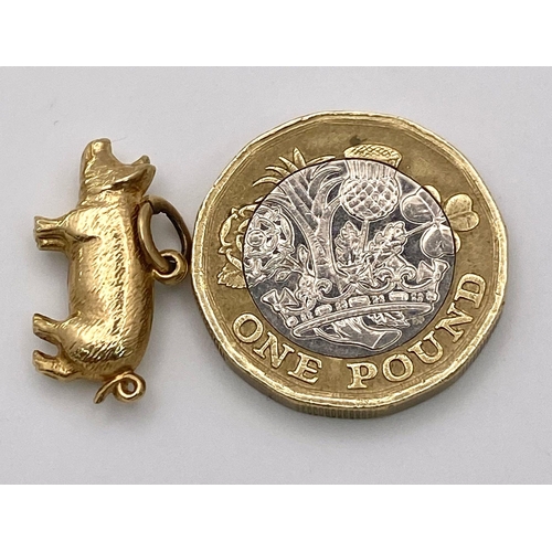 523 - A 9K YELLOW GOLD PIG CHARM. TOTAL WEIGHT 0.8G