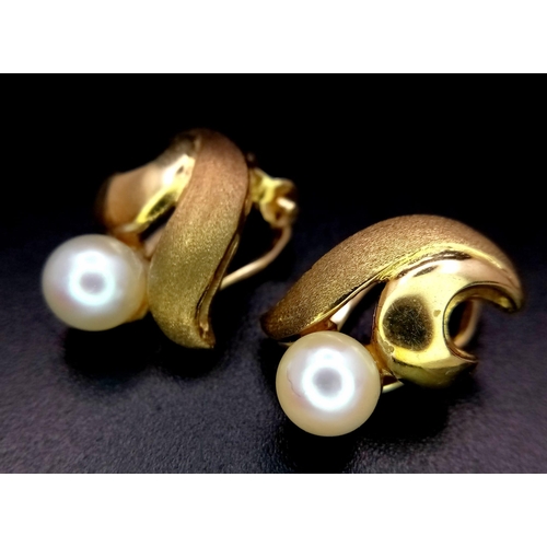 550 - A PAIR OF 9K YELLOW GOLD PEARL SET CLIP ON STUD EARRINGS. TOTAL WEIGHT 4G. VERY STURDY CLIPS