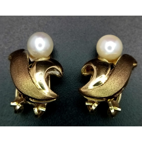 550 - A PAIR OF 9K YELLOW GOLD PEARL SET CLIP ON STUD EARRINGS. TOTAL WEIGHT 4G. VERY STURDY CLIPS