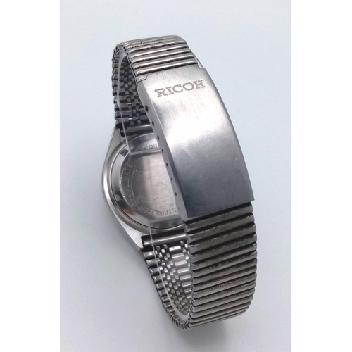 845 - A Vintage Tressa Automatic Gents Watch. Stainless steel bracelet and case - 36mm. 17 jewels. Three t... 