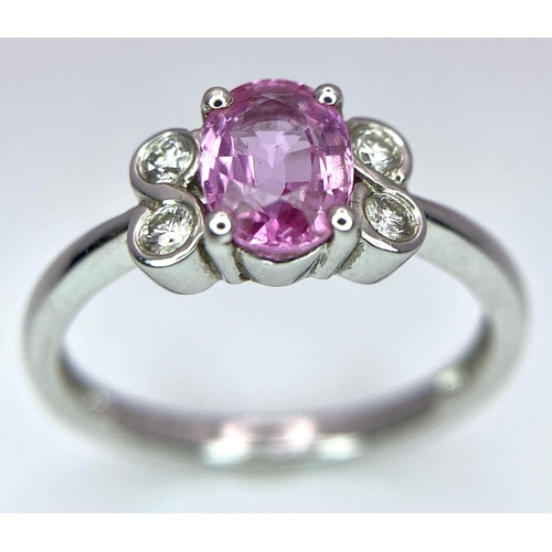 1025 - 18K WHITE GOLD DIAMOND & PINK SAPPHIRE RING, WITH CENTRE OVAL SAPPHIRE AND FLANKED BY 4 ROUND BRILLI... 