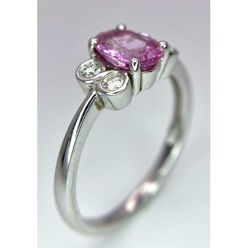 1025 - 18K WHITE GOLD DIAMOND & PINK SAPPHIRE RING, WITH CENTRE OVAL SAPPHIRE AND FLANKED BY 4 ROUND BRILLI... 