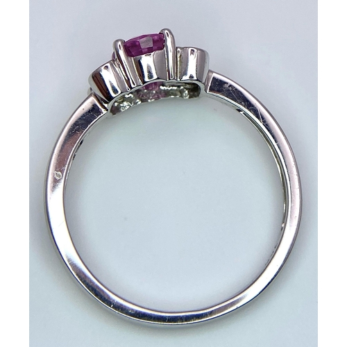 1025 - 18K WHITE GOLD DIAMOND & PINK SAPPHIRE RING, WITH CENTRE OVAL SAPPHIRE AND FLANKED BY 4 ROUND BRILLI... 