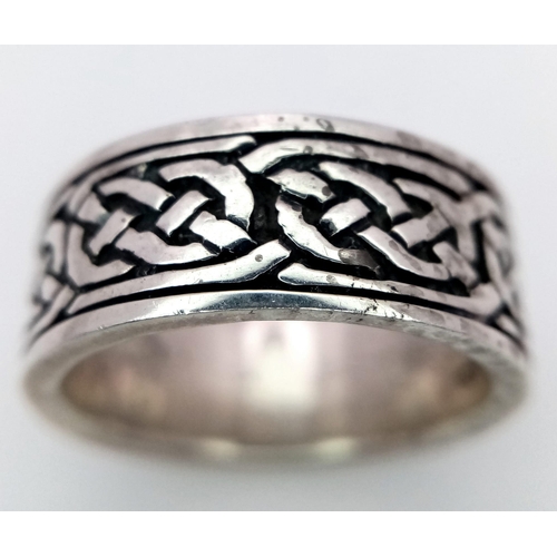 1191 - A STERLING SILVER CELTIC DESIGN BAND RING. TOTAL WEIGHT 8G. SIZE P