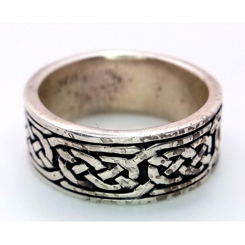 1191 - A STERLING SILVER CELTIC DESIGN BAND RING. TOTAL WEIGHT 8G. SIZE P