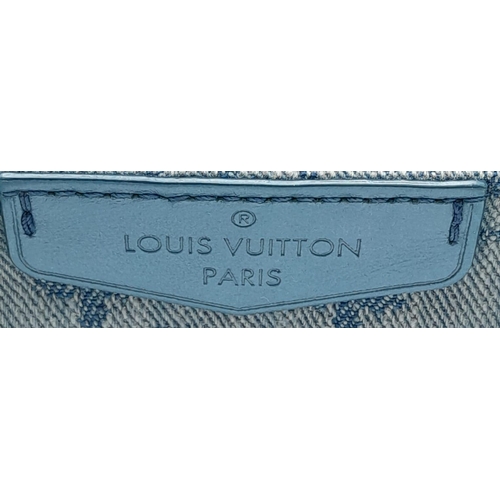 424 - A LOUIS VUITTON OVERSIZED 