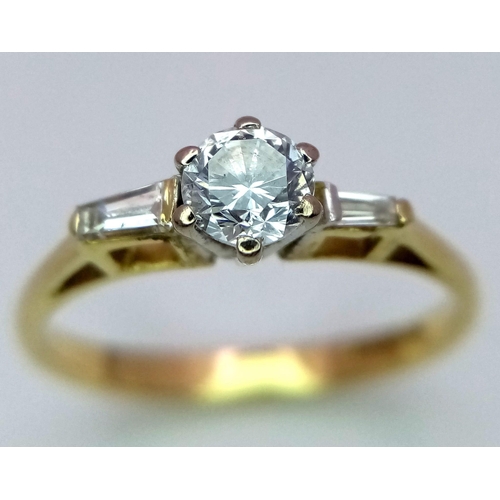 885 - 18K YELLOW GOLD DIAMOND RING, WITH A 0.35CT ROUND BRILLIANT DIAMOND CENTRE PLUS TWO TAPERRED BAGUETT... 