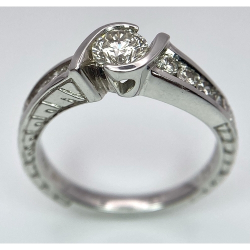 920 - 18K WHITE GOLD DIAMOND RING, 0.75CT DIAMONDS, WEIGHT 4.8G SIZE N