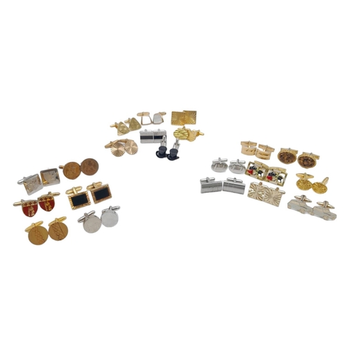 1506 - Collection of 20 pairs of metal cufflinks.
A variety of designs, shapes, gold tone and silver tone.