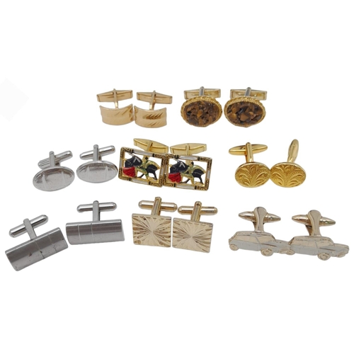 1506 - Collection of 20 pairs of metal cufflinks.
A variety of designs, shapes, gold tone and silver tone.