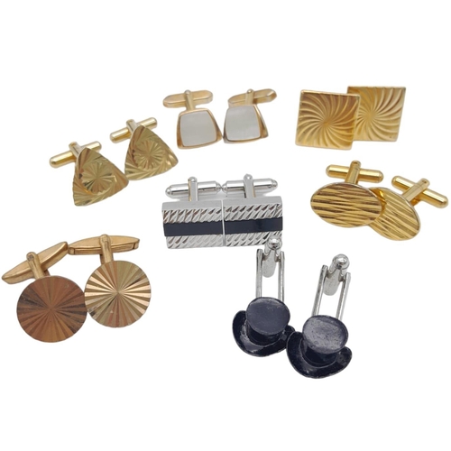 1506 - Collection of 20 pairs of metal cufflinks.
A variety of designs, shapes, gold tone and silver tone.