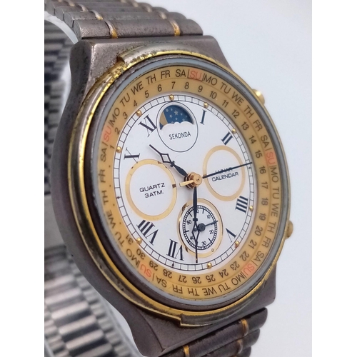 1033 - A Vintage Sekonda Moonphase Gents Watch. Stainless steel bracelet and case - 37mm. White dial with s... 