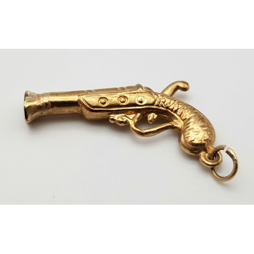 1035 - A 9K YELLOW GOLD PIRATE BLUNDERBUSS PISTOL CHARM. TOTAL WEIGHT 1.1G